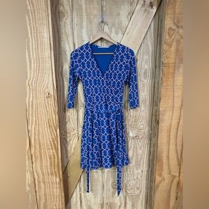 41 HAWTHORNE Blue Geometric V-neck Long-sleeve Tie-waist Dress